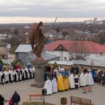 Молебен у скульптуры Архангела Михаила